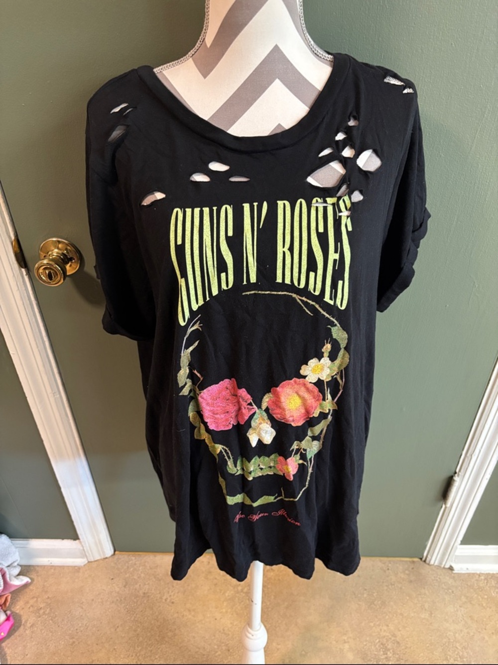 Guns N' Roses Black Floral Skull Distressed Short Sleeve Tee
